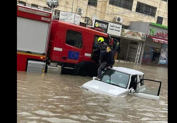 غرق شوارع كفر عقب بمياه الأمطار وانقاذ أطفالا كانوا في طريقهم للمدرسة