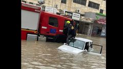 غرق شوارع كفر عقب بمياه الأمطار وانقاذ أطفالا كانوا في طريقهم للمدرسة