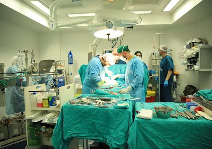 فريق جراحة قلب الأطفال من بريطانيا ينهي مهمته التطوعية في مستشفى النجاح