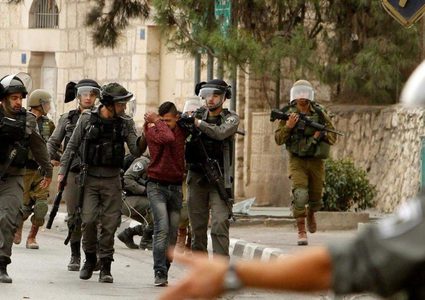 الاحتلال يعتقل 10 مواطنين بينهم طفلان من الضفة