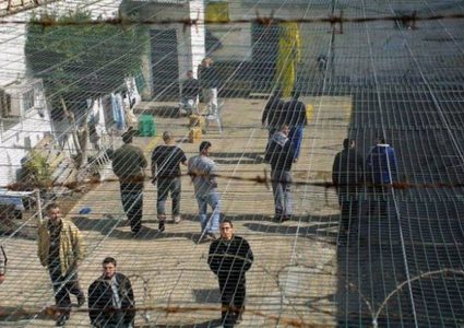 الأسرى يغلقون أقسام السجون ويهددون بإجراءات تصعيدية