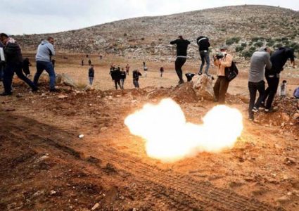 قوات الاحتلال تقمع مسيرة بيت دجن الأسبوعية