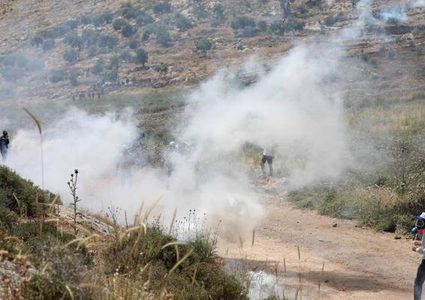 الاحتلال يصيب مواطنين بالرصاص المعدني ويعتدي على صحفيين في بيتا