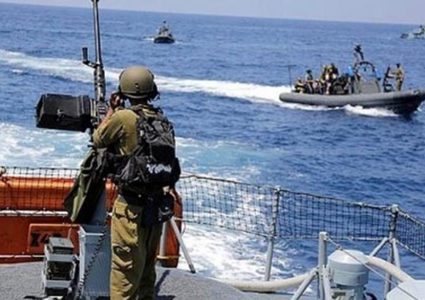 زوارق الاحتلال تطارد الصيادين ومراكبهم في بحر رفح