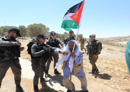 الاحتلال يقمع وقفة منددة باعتداءات المستوطنين على رعاة الأغنام في يطا