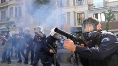 الشرطة الفرنسية تستخدم الغاز المسيل للدموع لتفريق معارضي التدابير الصحية