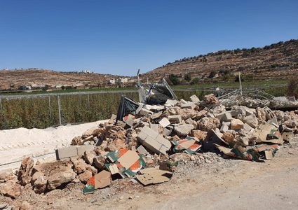 الاحتلال يهدم غرفة زراعية وبئرا لجمع المياه ويقتلع اشجارا في بلدة بيت أمر