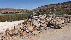 الاحتلال يهدم غرفة زراعية وبئرا لجمع المياه ويقتلع اشجارا في بلدة بيت أمر