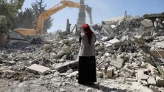 الاحتلال يجبر عائلتين على هدم منزلهما ذاتيا في صور باهر