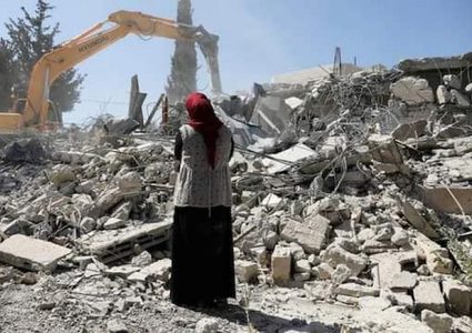 الاحتلال يجبر عائلتين على هدم منزلهما ذاتيا في صور باهر