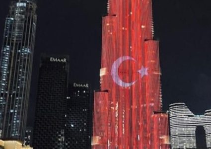 إضاءة برج خليفة بعلم تركيا