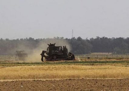 الاحتلال يتوغل ويجرف أراضي شرق خان يونس