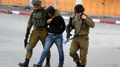 القدس: الاحتلال يعتقل شابا ويهدم "بركسا" تجاريا في الرام