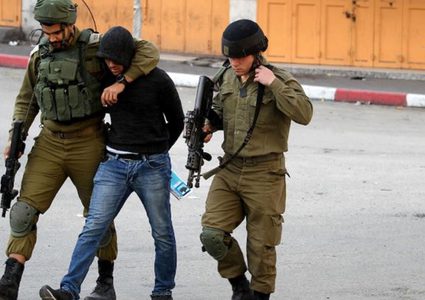 القدس: الاحتلال يعتقل شابا ويهدم "بركسا" تجاريا في الرام