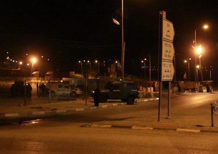 قوات الاحتلال تنصب حاجزا عسكريا في بيت سيرا غرب رام الله