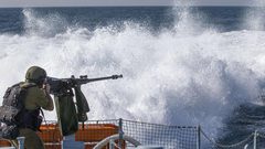 زوارق الاحتلال تطلق قذائف صاروخية وتنتشر على ساحل بحر غزة