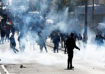 إصابات بالغاز خلال مواجهات مع الاحتلال في مخيم العروب