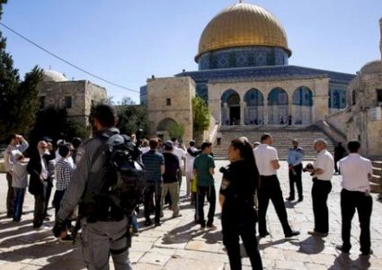 عشرات المستوطنين يقتحمون المسجد الأقصى