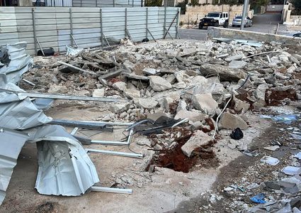 الاحتلال يهدم منشأة تجارية في بيت حنينا