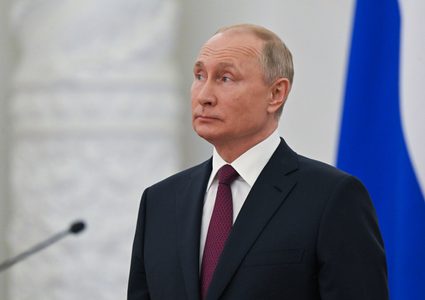 بوتين وحيداً ومعزولاً خلف طاولته في غمرة الأزمة الأوكرانية