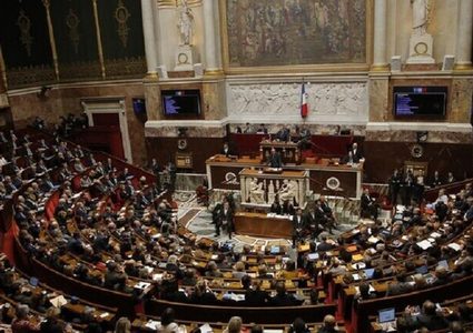 فرنسا تقر قانون"الاعتذار" من جزائريين قاتلوا مع جيشها