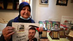 والدة الأسير ناصر أبو حميد: أريد أن أكون بجانب ابني في مرحلة علاجه