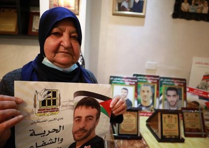 والدة الأسير ناصر أبو حميد: أريد أن أكون بجانب ابني في مرحلة علاجه