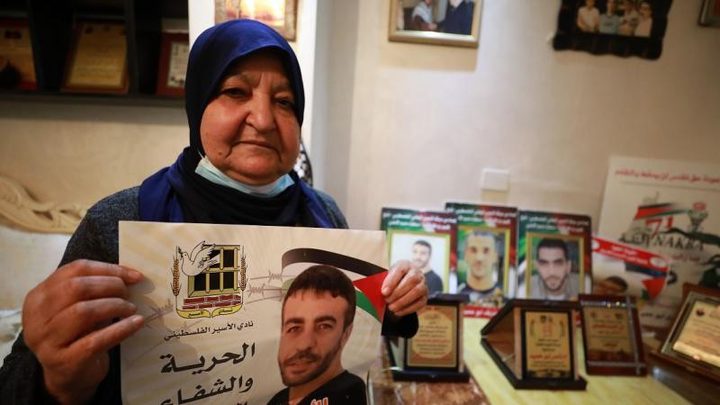 والدة الأسير ناصر أبو حميد: أريد أن أكون بجانب ابني في مرحلة علاجه