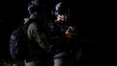 قوة خاصة من الاحتلال تعتقل شابًا من جنين