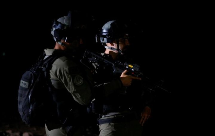 قوة خاصة من الاحتلال تعتقل شابًا من جنين