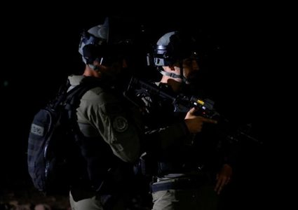 قوة خاصة من الاحتلال تعتقل شابًا من جنين