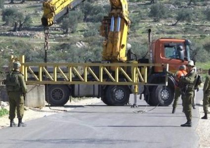 الاحتلال ينصب بوابة حديدية على مدخل بيت فجار