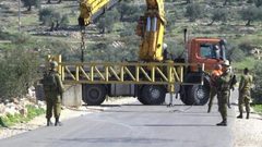 الاحتلال ينصب بوابة حديدية على مدخل بيت فجار