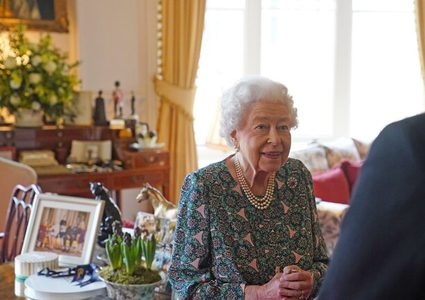 الملكة اليزابيث تعقد أول لقاء حضوري منذ إصابة الأمير تشارلز بكورونا