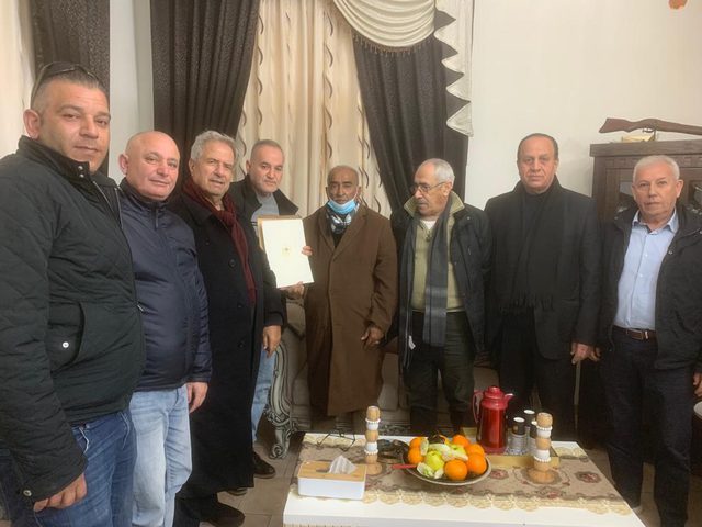 وفد يمثل الرئيس يقدم واجب العزاء لعائلة الأسير المحرر خليل شناعة في نحف