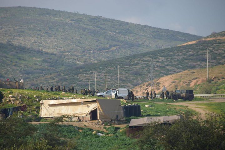 الاحتلال يحشد عشرات الجنود قرب خيام المواطنين في الأغوار الشمالية