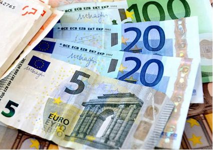 الدولار يرتفع و اليورو ينخفض مع مواجهة الزوج في صراع رفع أسعار الفائدة