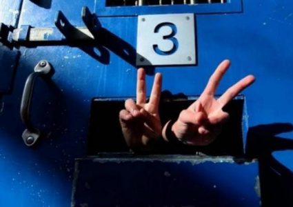 الإحتلال يضيف عامين لحكم الأسير إسماعيل أبو شادوف