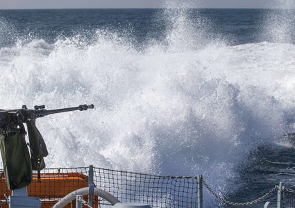 زوارق الاحتلال تستهدف مراكب الصيادين في بحر شمال غزة