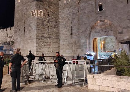 مستوطنون يعتدون على المقدسيين في منطقة باب العامود بحماية الاحتلال