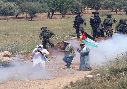 إصابات بالرصاص المعدني والاختناق خلال مواجهات مع الاحتلال في بيتا وبيت دجن