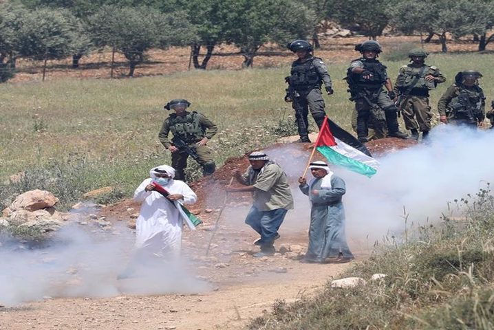 إصابات بالرصاص المعدني والاختناق خلال مواجهات مع الاحتلال في بيتا وبيت دجن