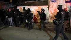 قوات الاحتلال تعتدي على شبان في حي الشيخ جراح