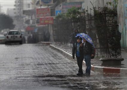 الطقس: انخفاض درجات الحرارة وأمطار غزيرة على مختلف المناطق