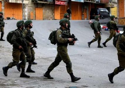 الاحتلال يعتقل شابا ويفتش عدة منازل في الخليل