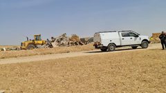 آليات الاحتلال تجرف مئات الدونمات في قريتي ام بطين وتل السبع