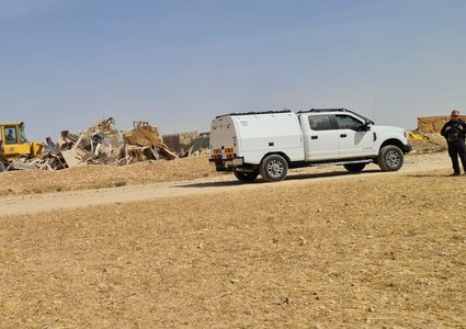 آليات الاحتلال تجرف مئات الدونمات في قريتي ام بطين وتل السبع