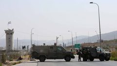 الاحتلال يغلق حاجز حوارة