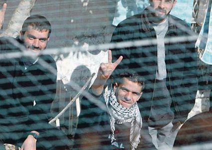 الأسرى مستمرون بخطواتهم النضالية: اعتصام في ساحات السجون ورفض العودة للغرف