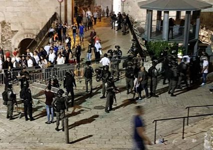 شرطة الاحتلال تقرر عدم وضع حواجز على مدرج باب العامود في رمضان